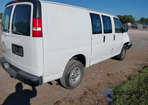 2018 Chevrolet Express 2500 Work Van z USA, uszkodzony, nr VIN 1GCWGAFP0J1270311